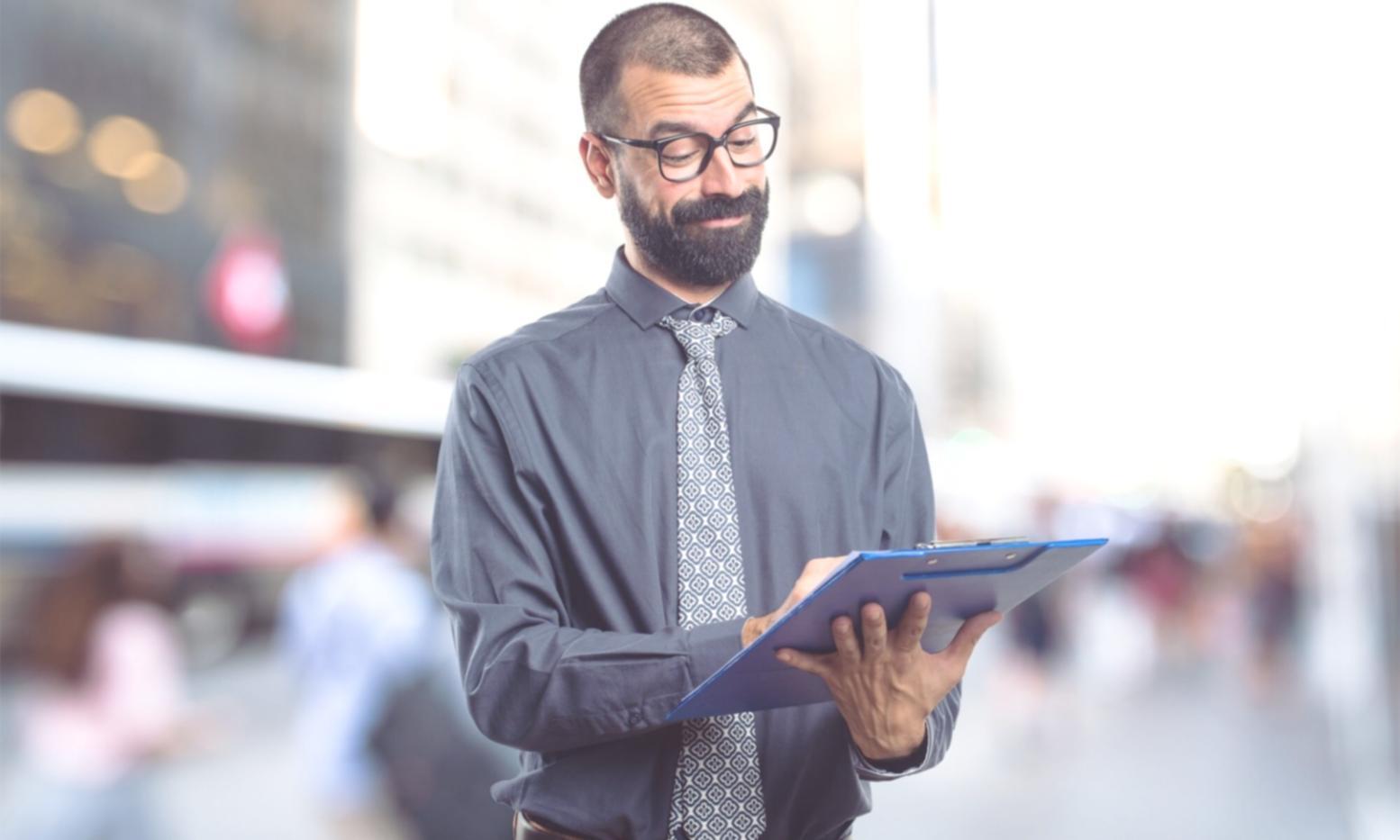Profesionales trabajando con análisis financiero